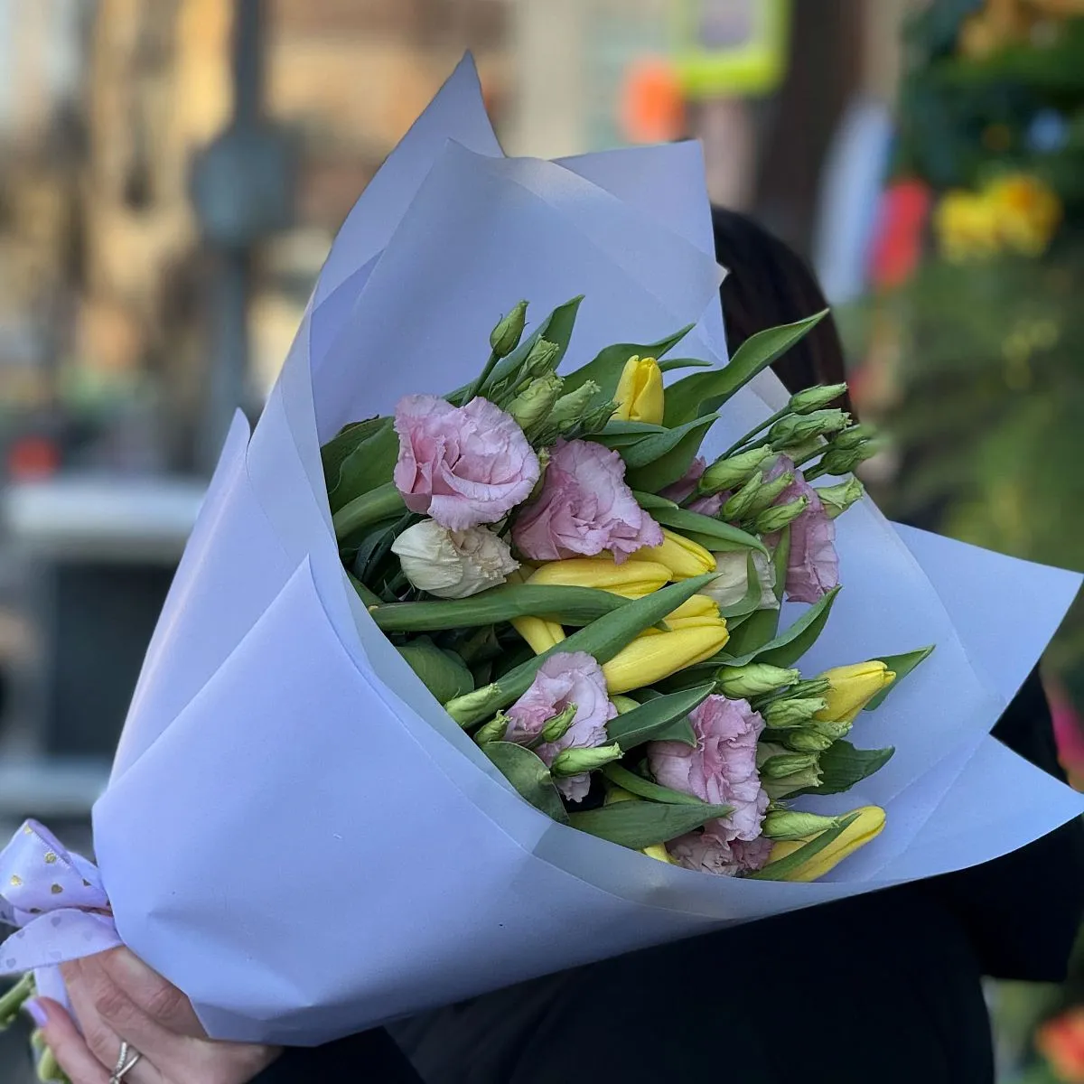 Большой букет из тюльпан и эустомы