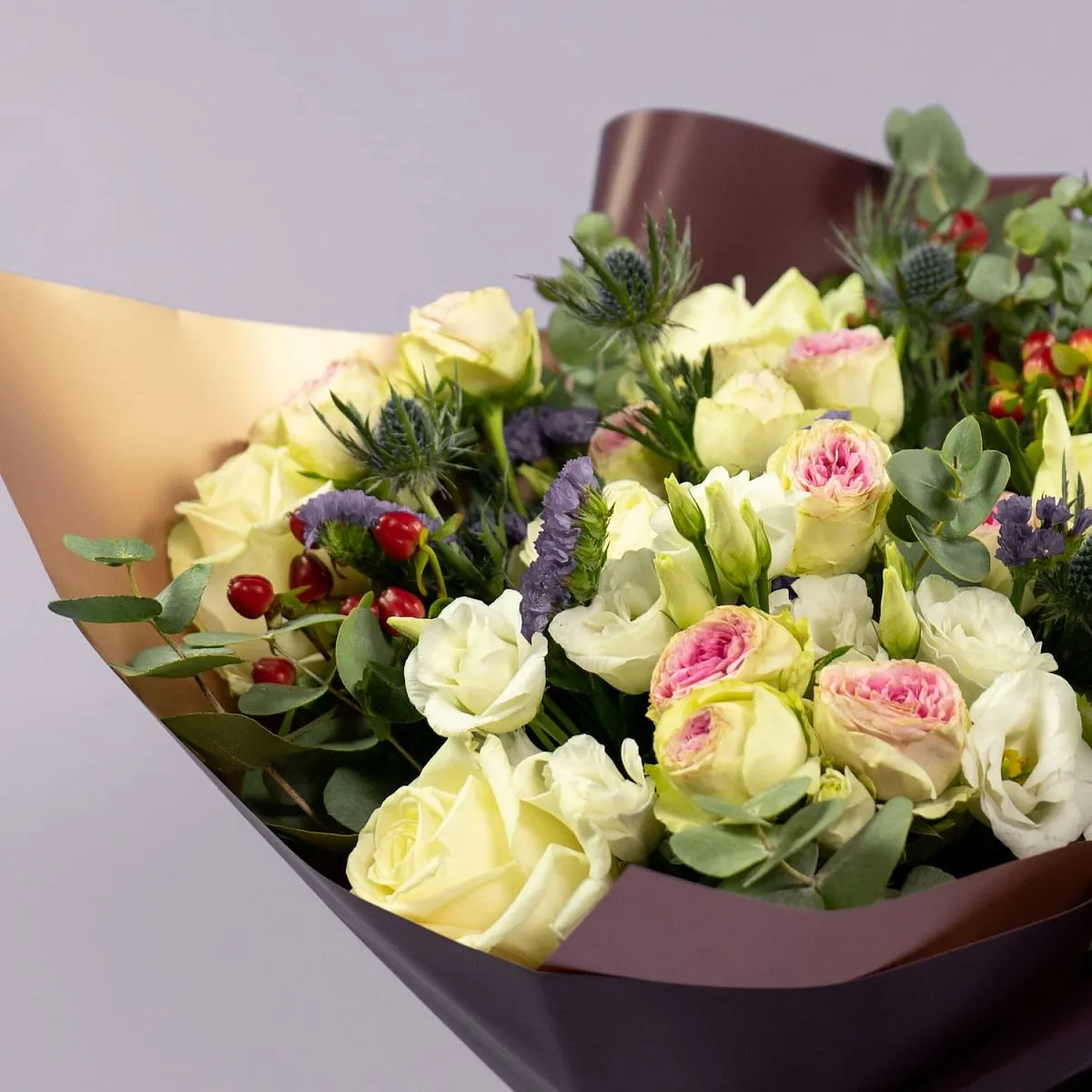 Букет из роз микс, хризантем и эустом
