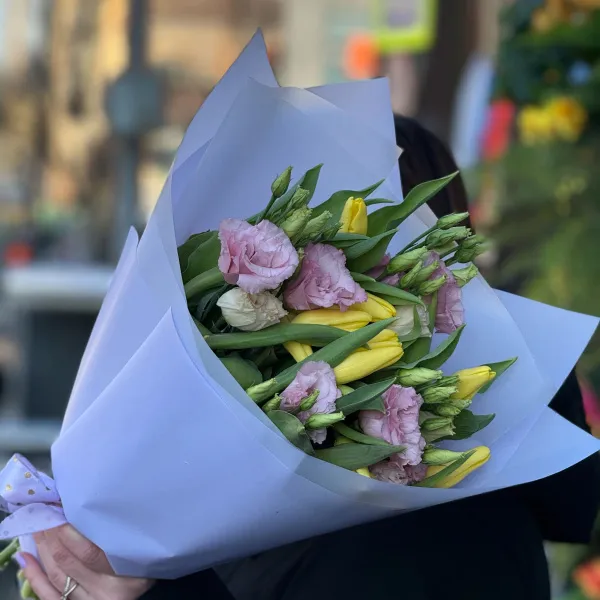 Букет из тюльпанов и эустом