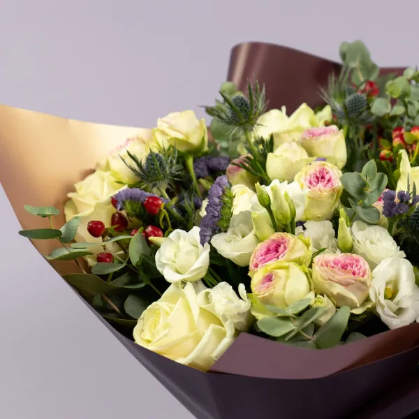 Букет из роз микс, хризантем и эустом