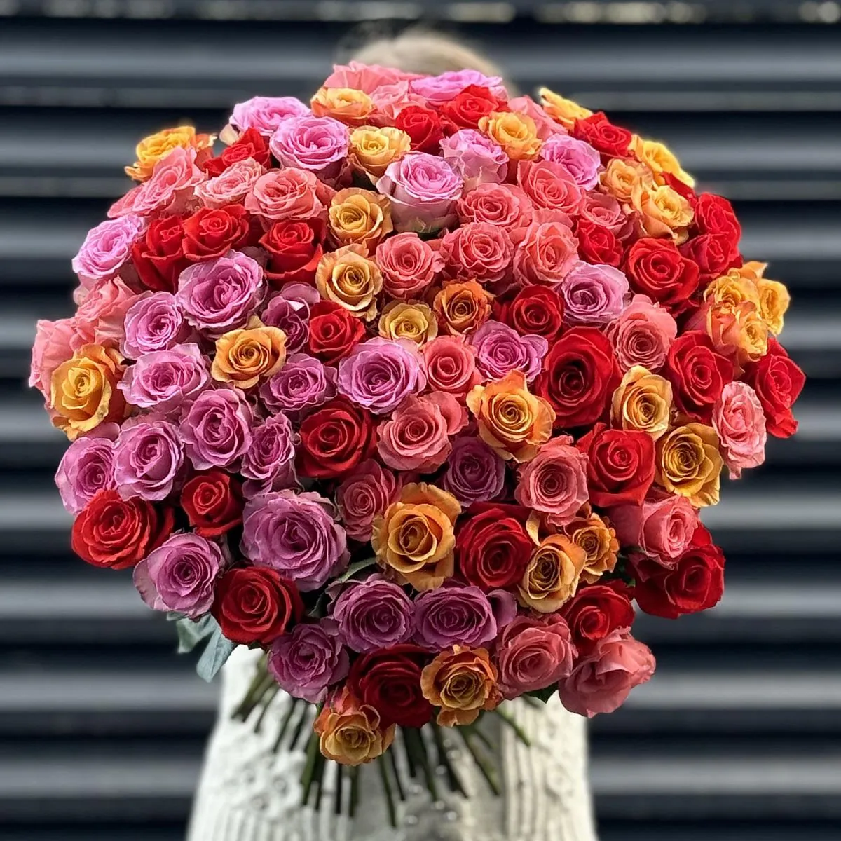 Букет 251 яркий микс роз эквадор (70см)