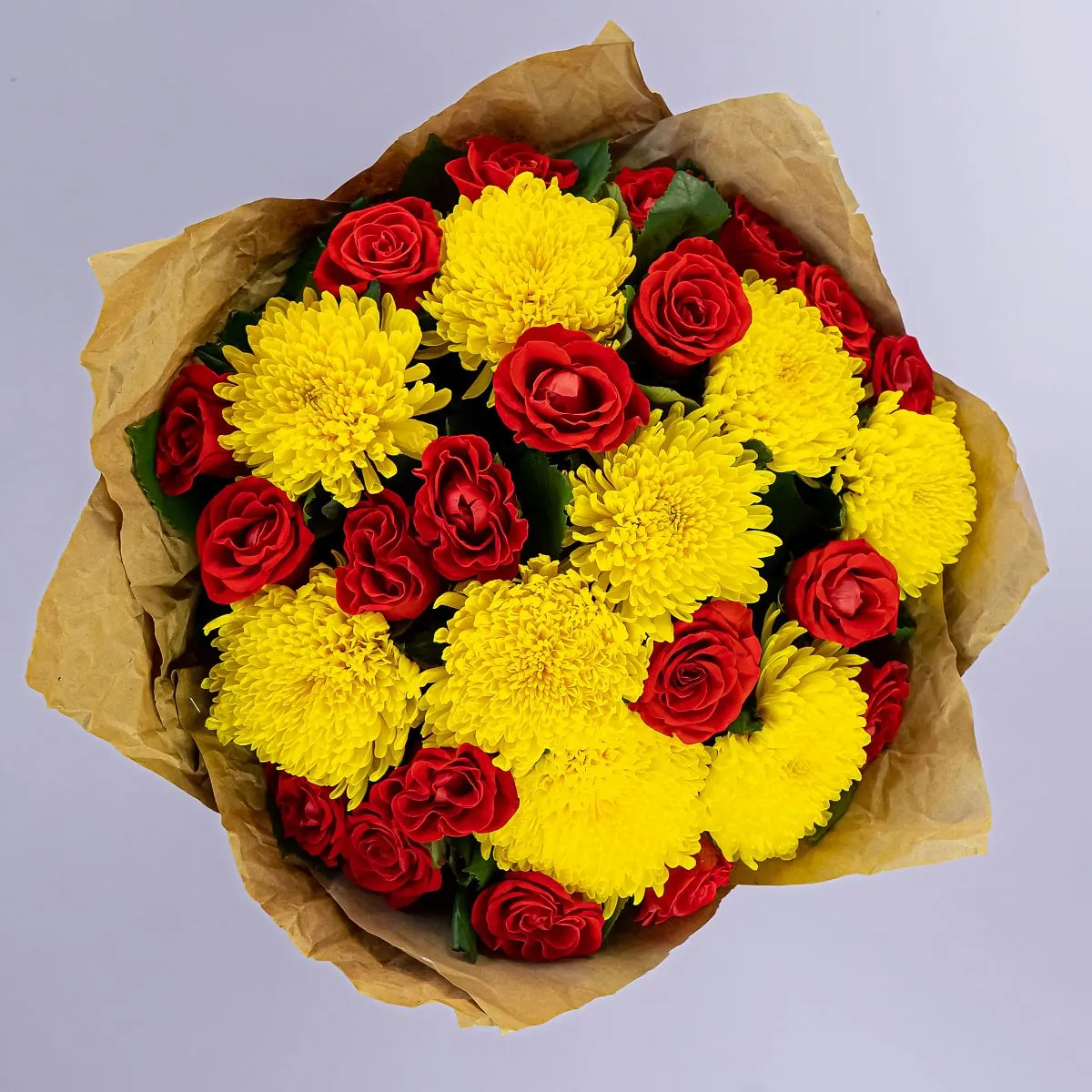 Букет из хризантем и красных роз