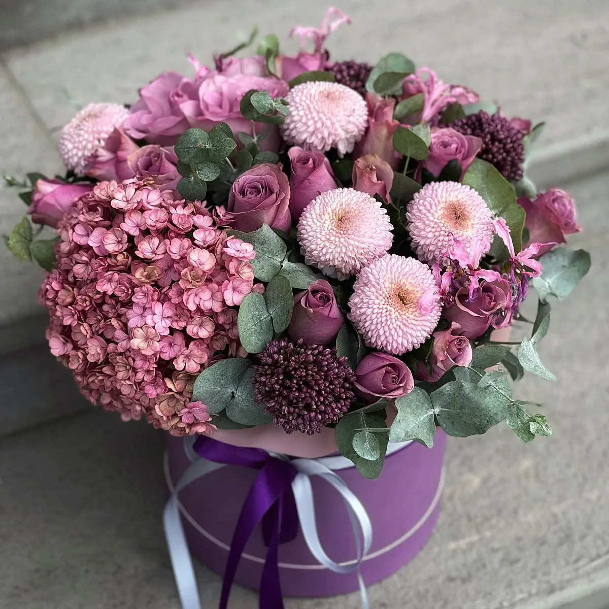 Хризантемы, розы и наринэ в коробке