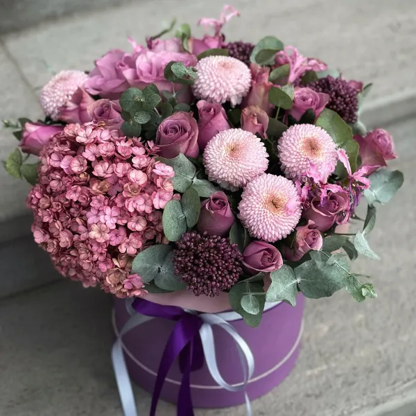 Хризантемы, розы и наринэ в коробке