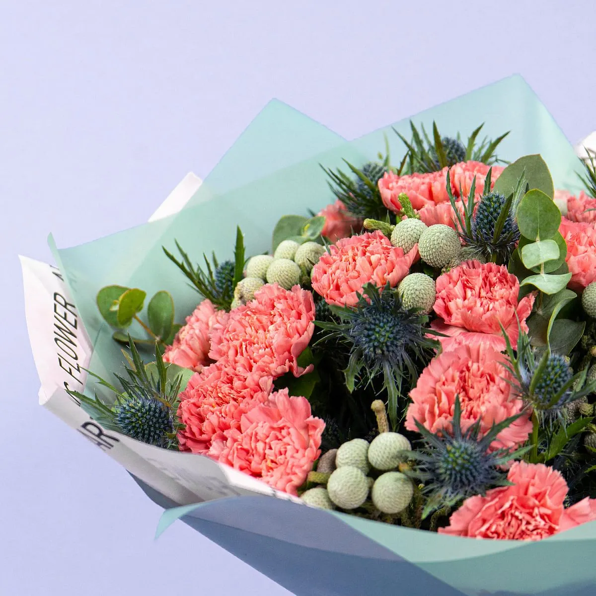 Букет из гвоздик и эрингиумов