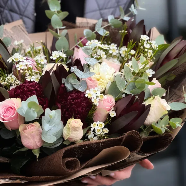 Букет из роз и хамелациума