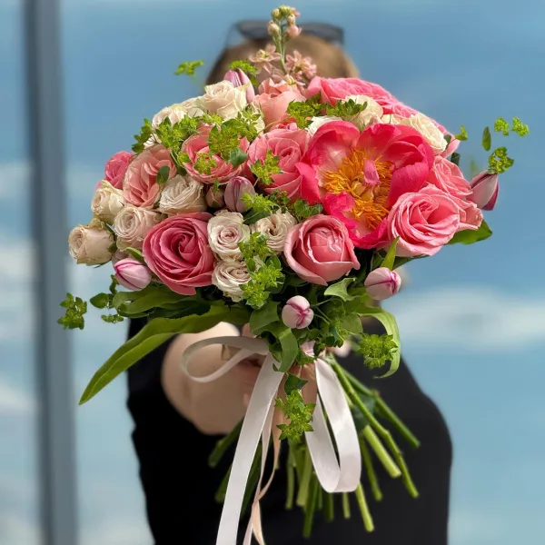 Букет из роз, тюльпанов и буплерума