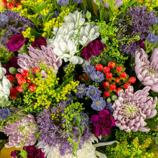 Букет из гвоздик и хризантем микс