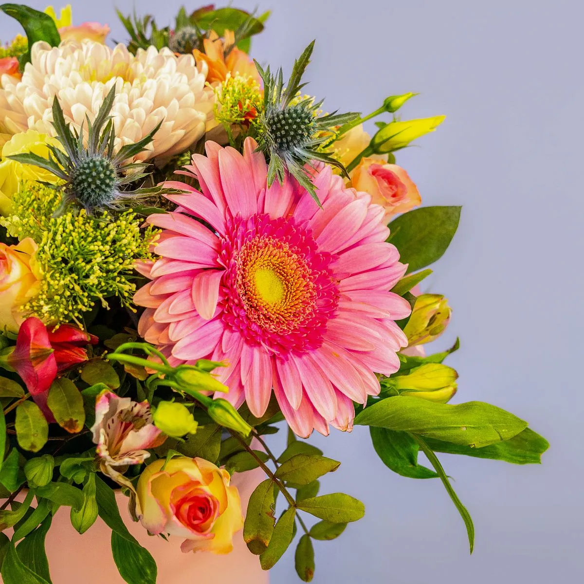 Герберы, альстромерии, розы в коробке