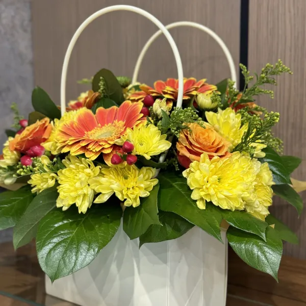 Герберы и розы в коробке