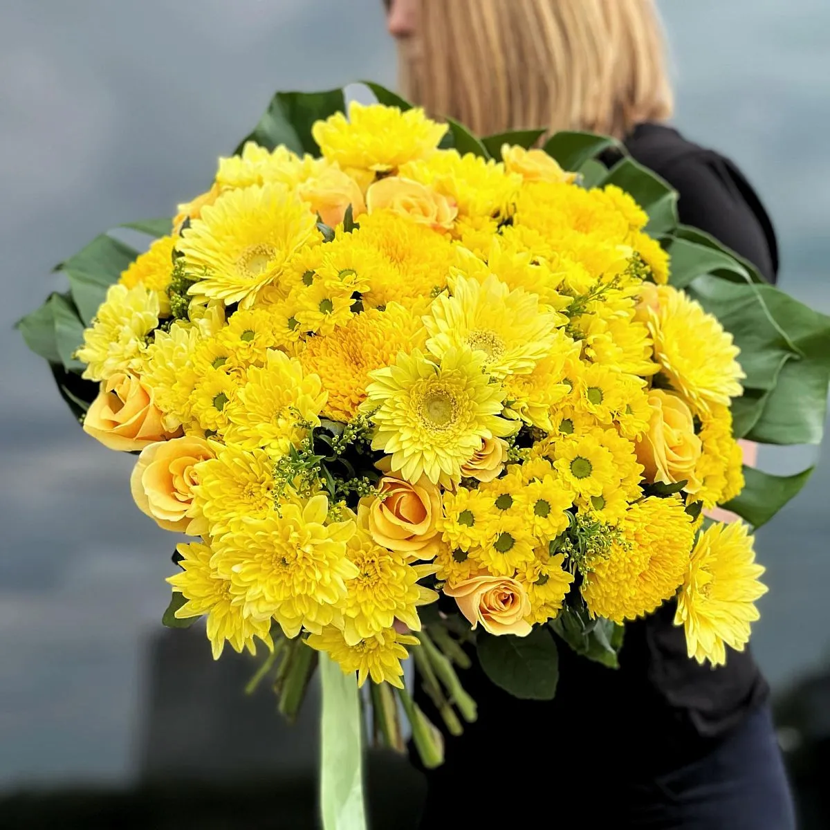 Букет из роз, хризантем