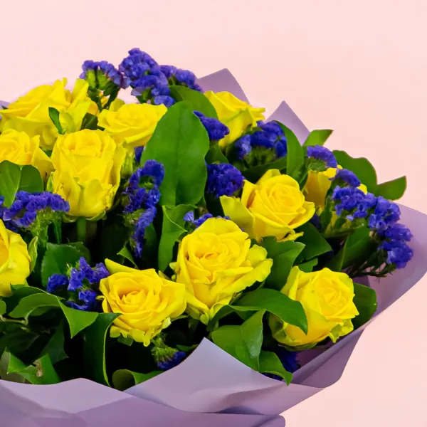 Букет из жёлтых роз и статицы