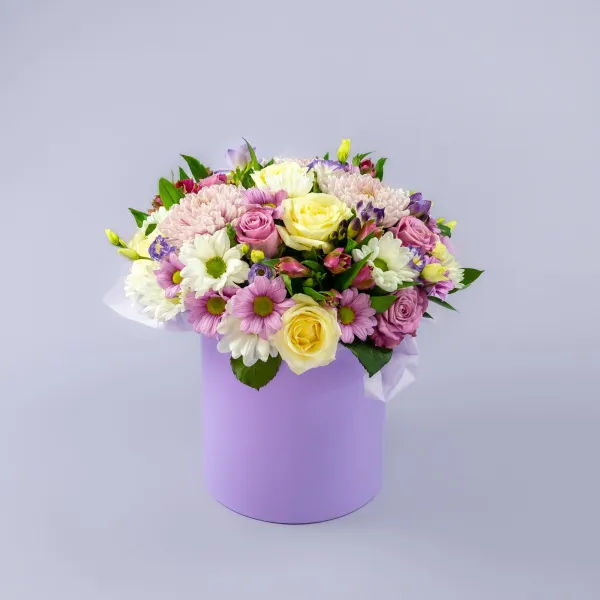 Хризантемы микс и розы (40 см) в коробке