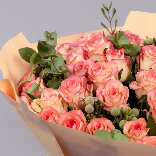 Букет из 55 роз и брунии