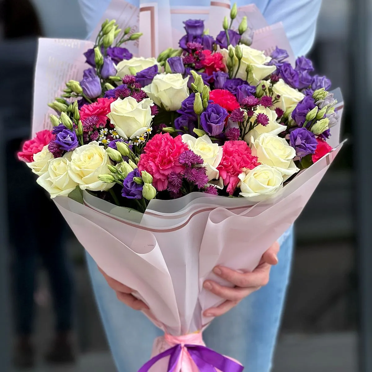 Огромный букет из роз, эустом и гвоздики