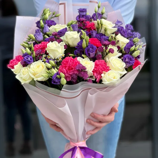 Букет из роз, эустом и гвоздики