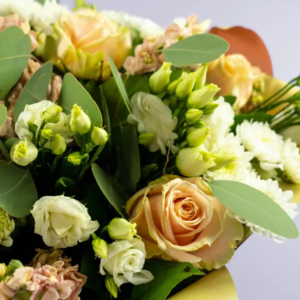 Букет из маттиол, роз и хризантем