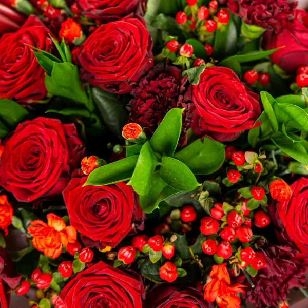 Букет из алых роз и гвоздик
