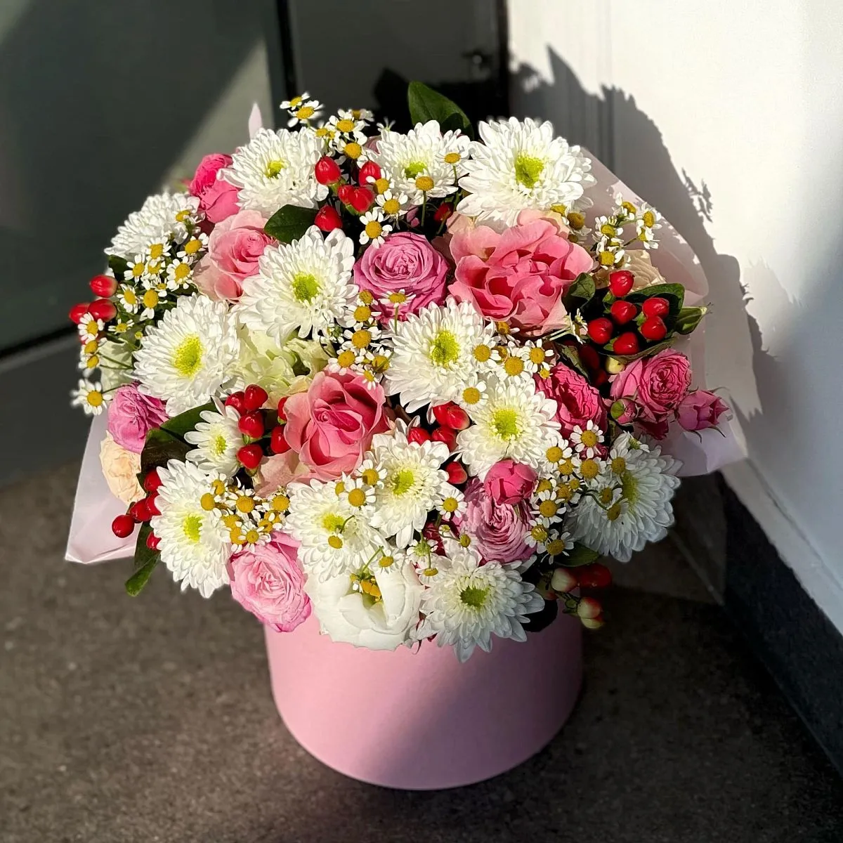 Эустомы и розы в коробке