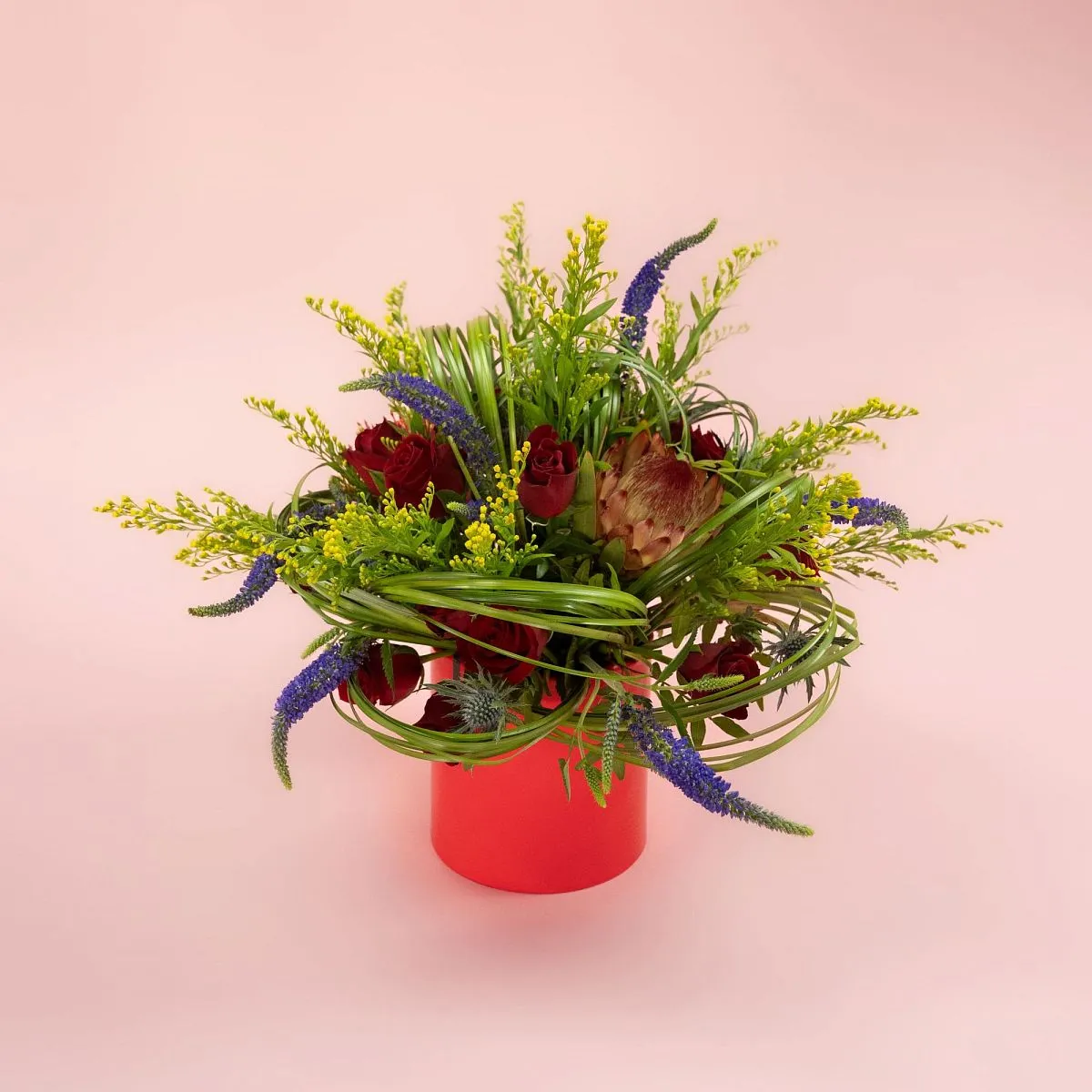 Розы, протея и вероника в коробке