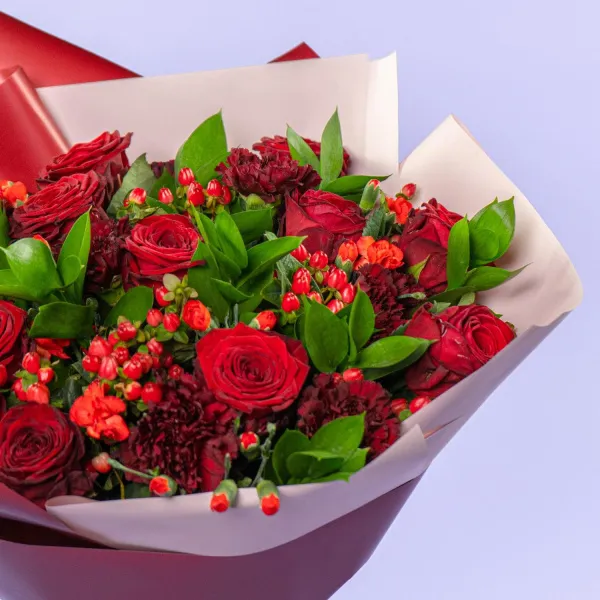 Букет из алых роз и гвоздик