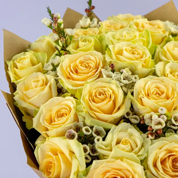 Букет из 31 кремовой розы