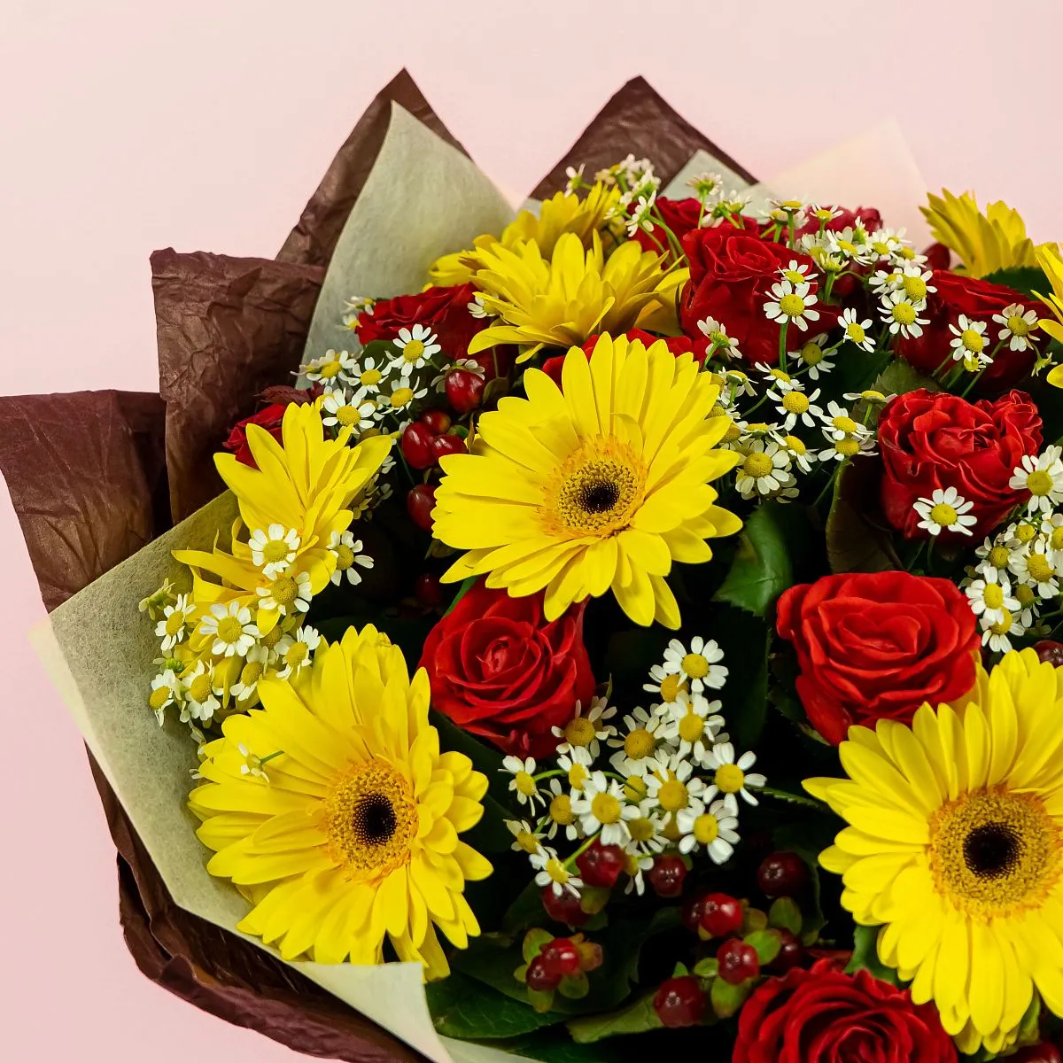 Букет из гербер, роз и ромашек