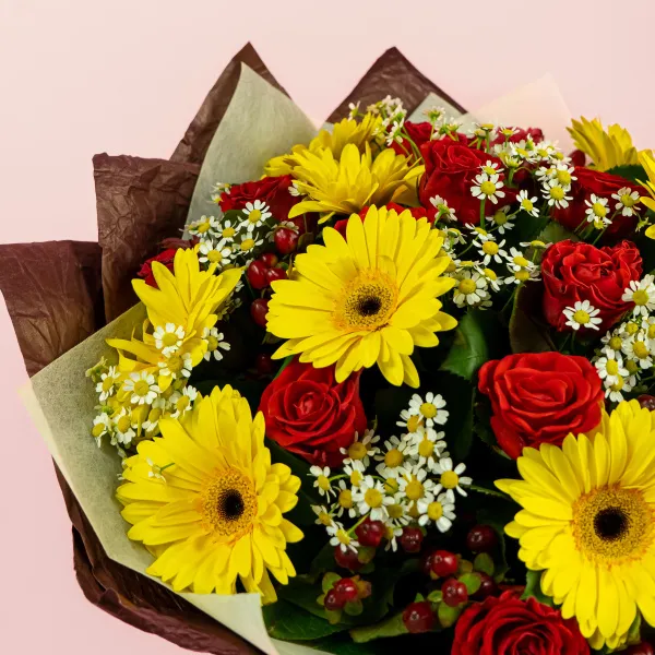 Букет из гербер, роз и ромашек