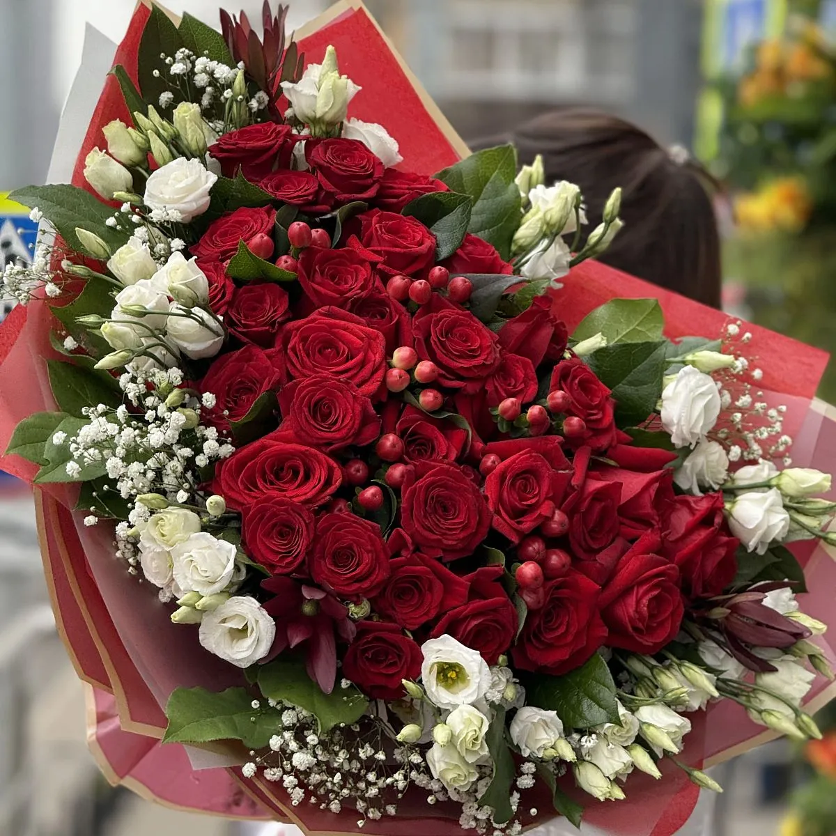 Огромный букет из роз, гипсофил и эустомы