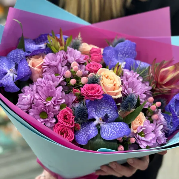 Букет из роз, гиперикума и сафари