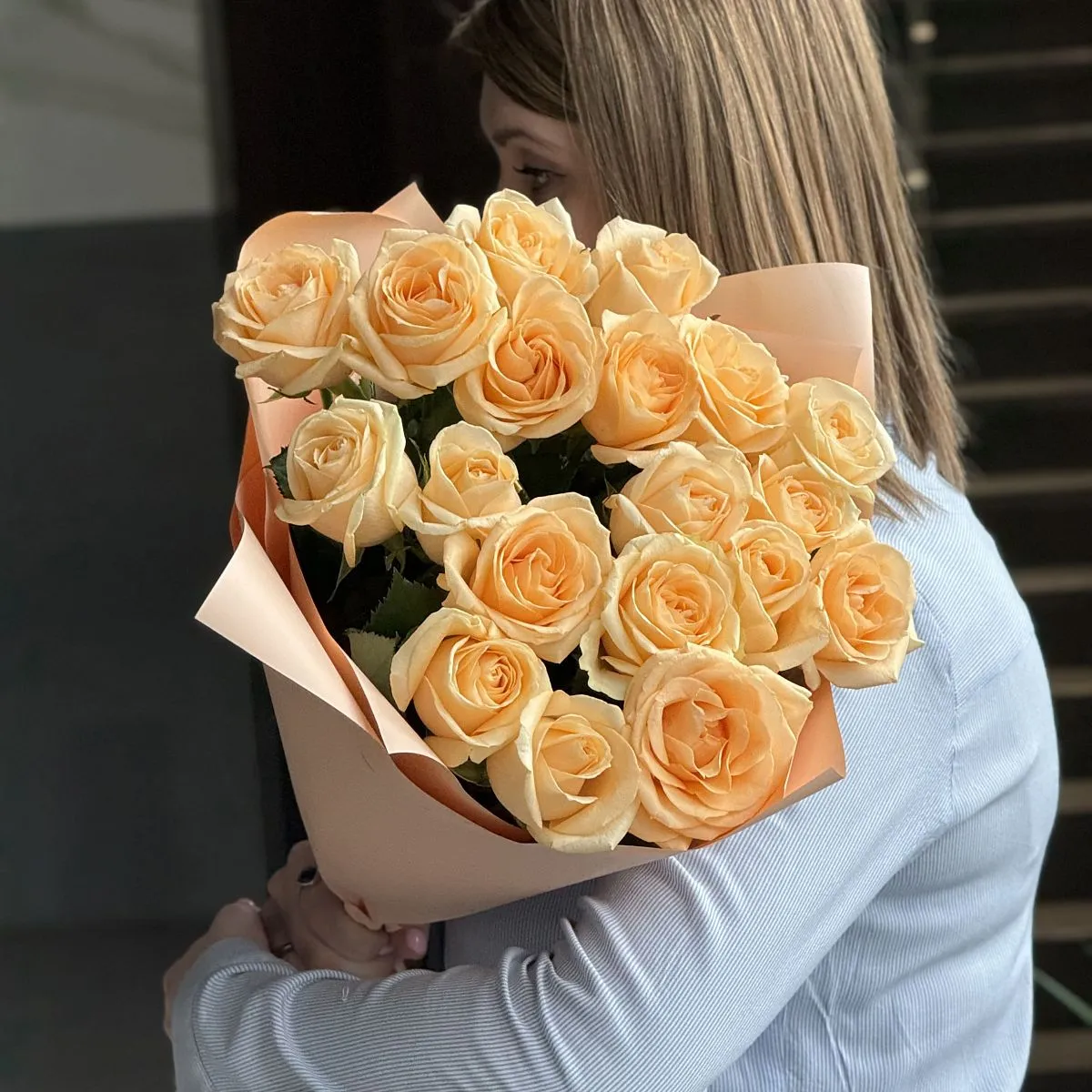 Букет из 19 кремовых роз (60 см)