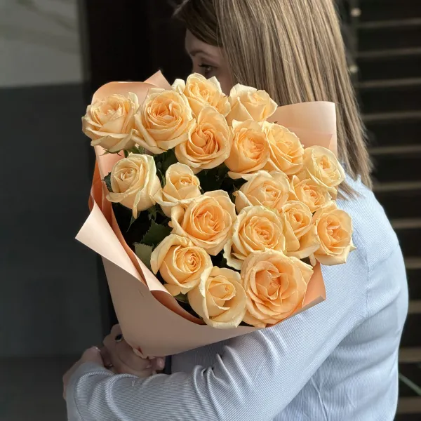 Букет из 19 кремовых роз (70 см)