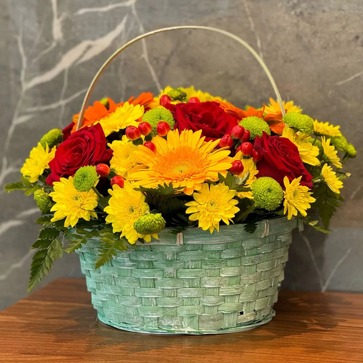 Розы, хризантемы и герберы в коробке