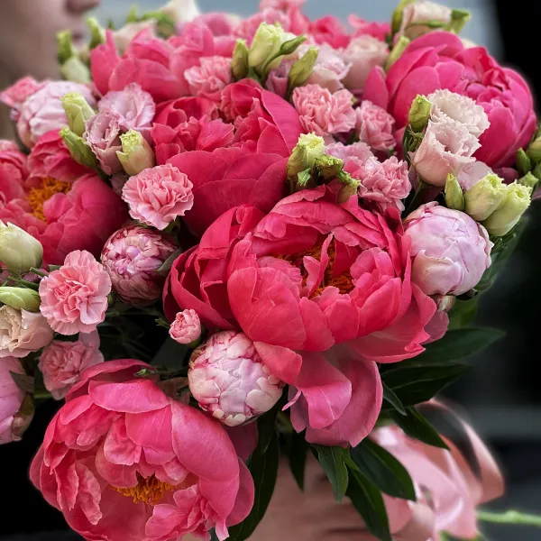 Букет из пионов, гвоздик и эустом
