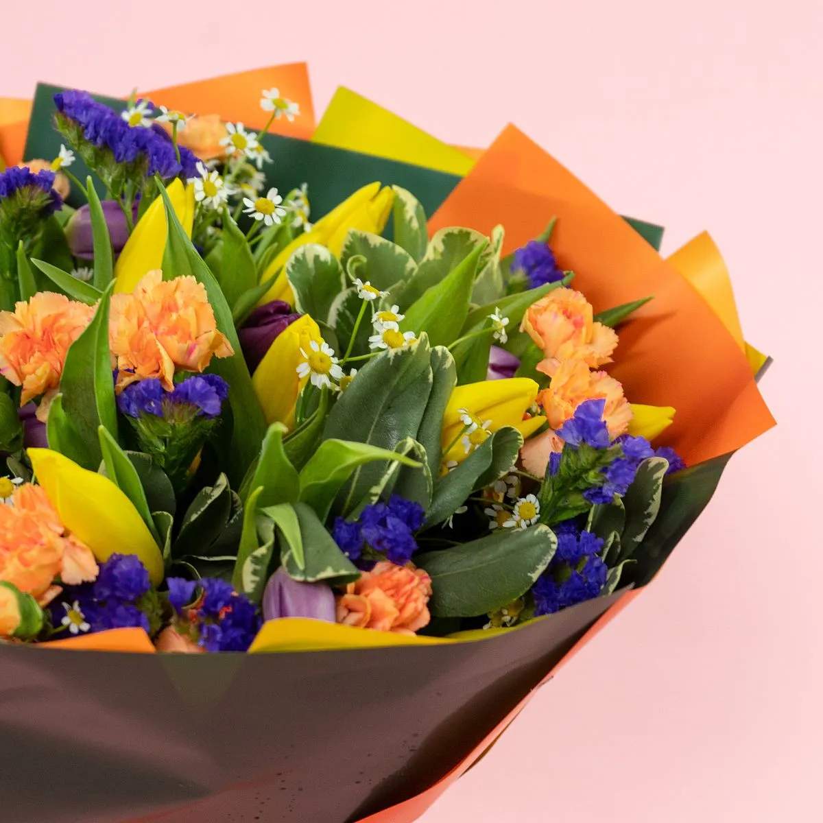 Букет из гвоздик и тюльпанов