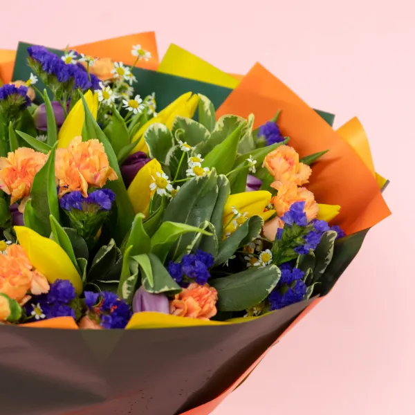 Букет из гвоздик и тюльпанов