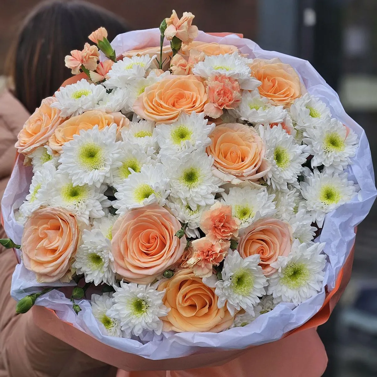 Большой букет роз, гвозик и хризантем