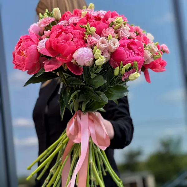 Букет из пионов, гвоздик и эустом