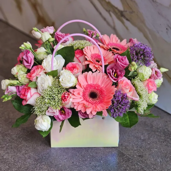 Розы, трахелиумы и герберы в коробке