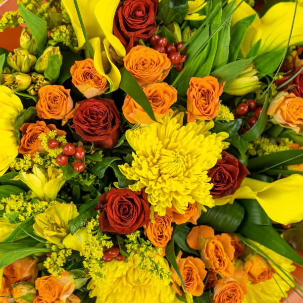 Букет из роз микс, хризантем и калл