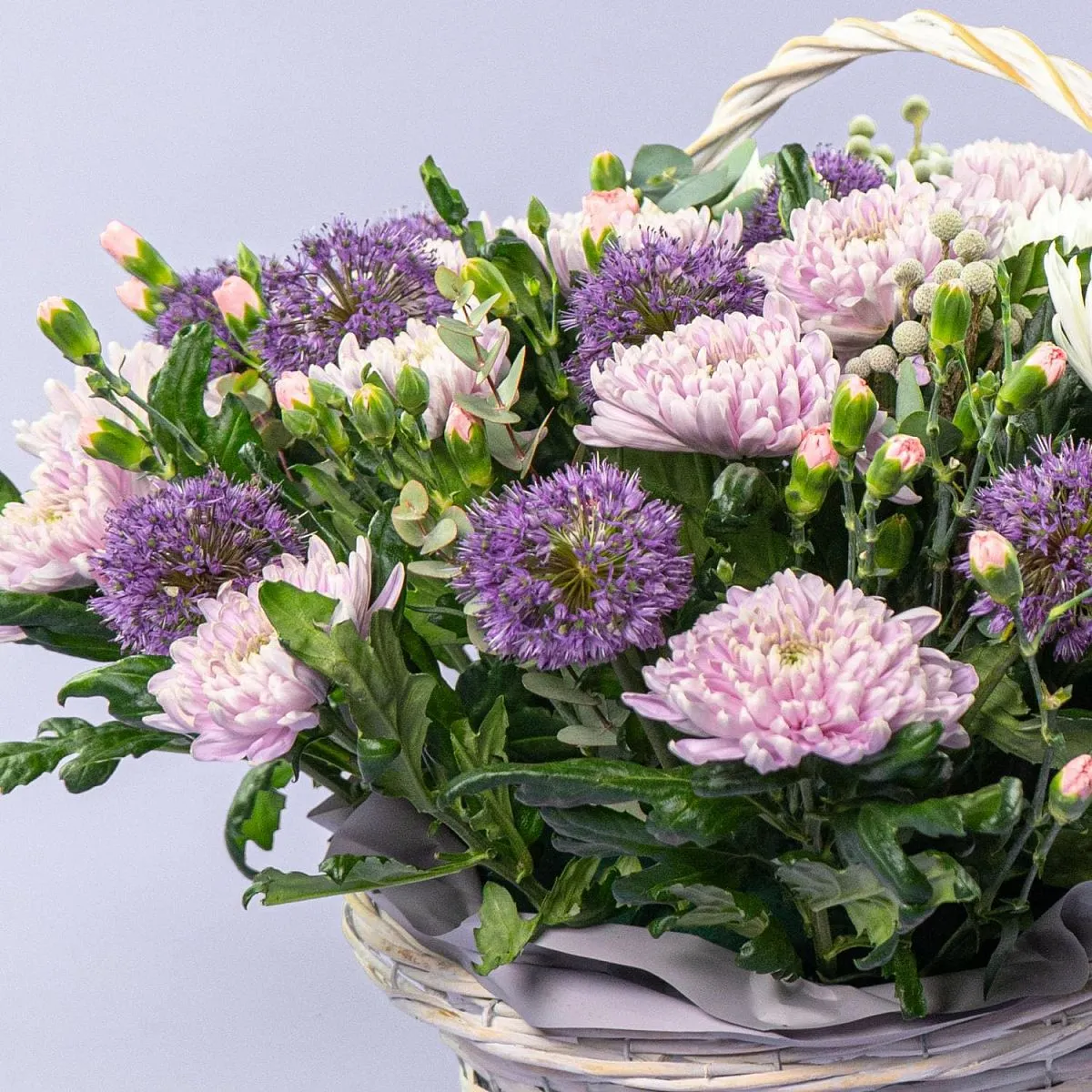 Хризантемы микс и гвоздики в корзине