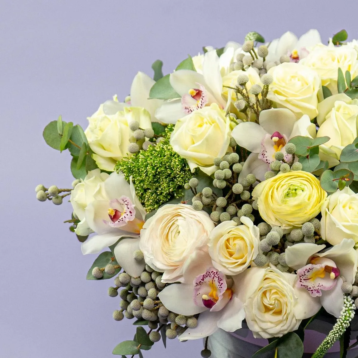 Розы, ранункулюсы и орхидеи в коробке