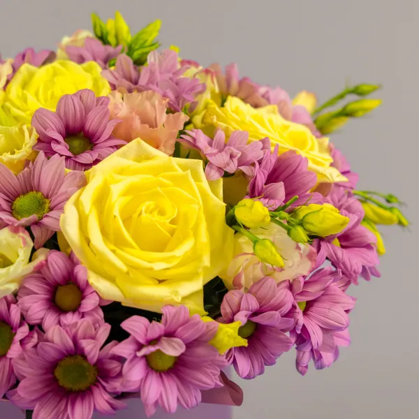 Розы, хризантемы, эустомы в коробке
