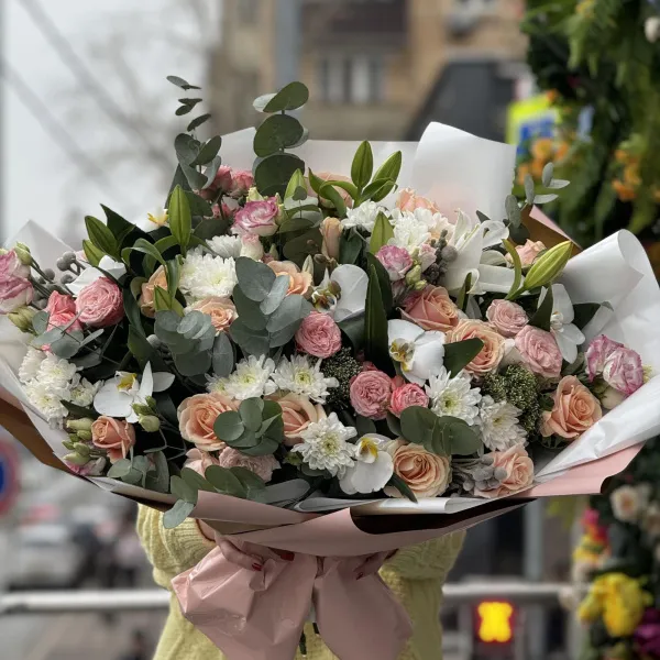 Букет из роз, хризантем и эустомы