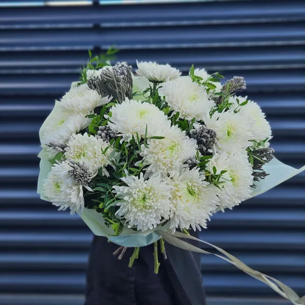 Букет хризантем, бруний и фисташек