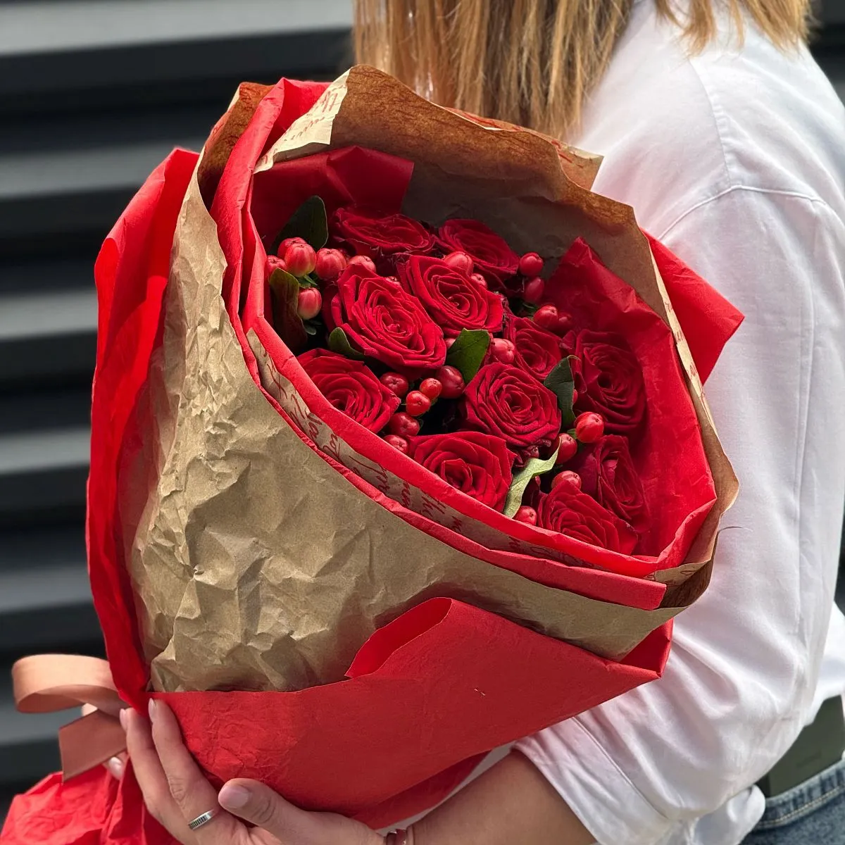 Букет из роз и гиперикума