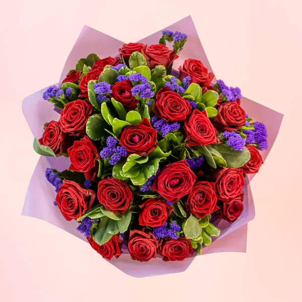 Букет из красных роз и статицы