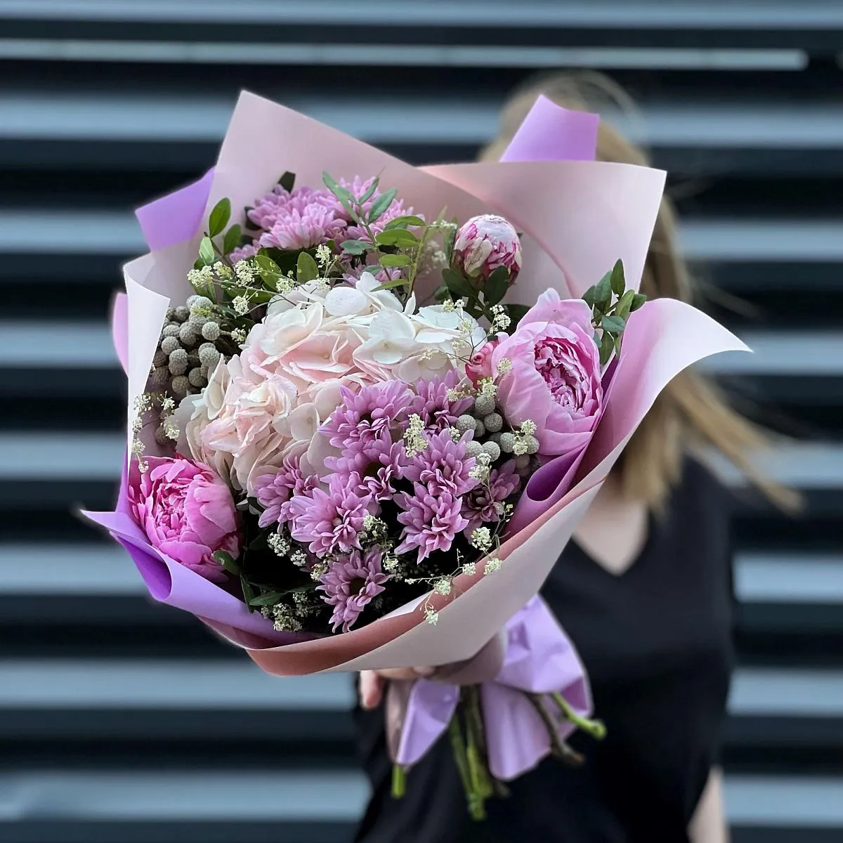 Огромный букет из хризантем и брунии