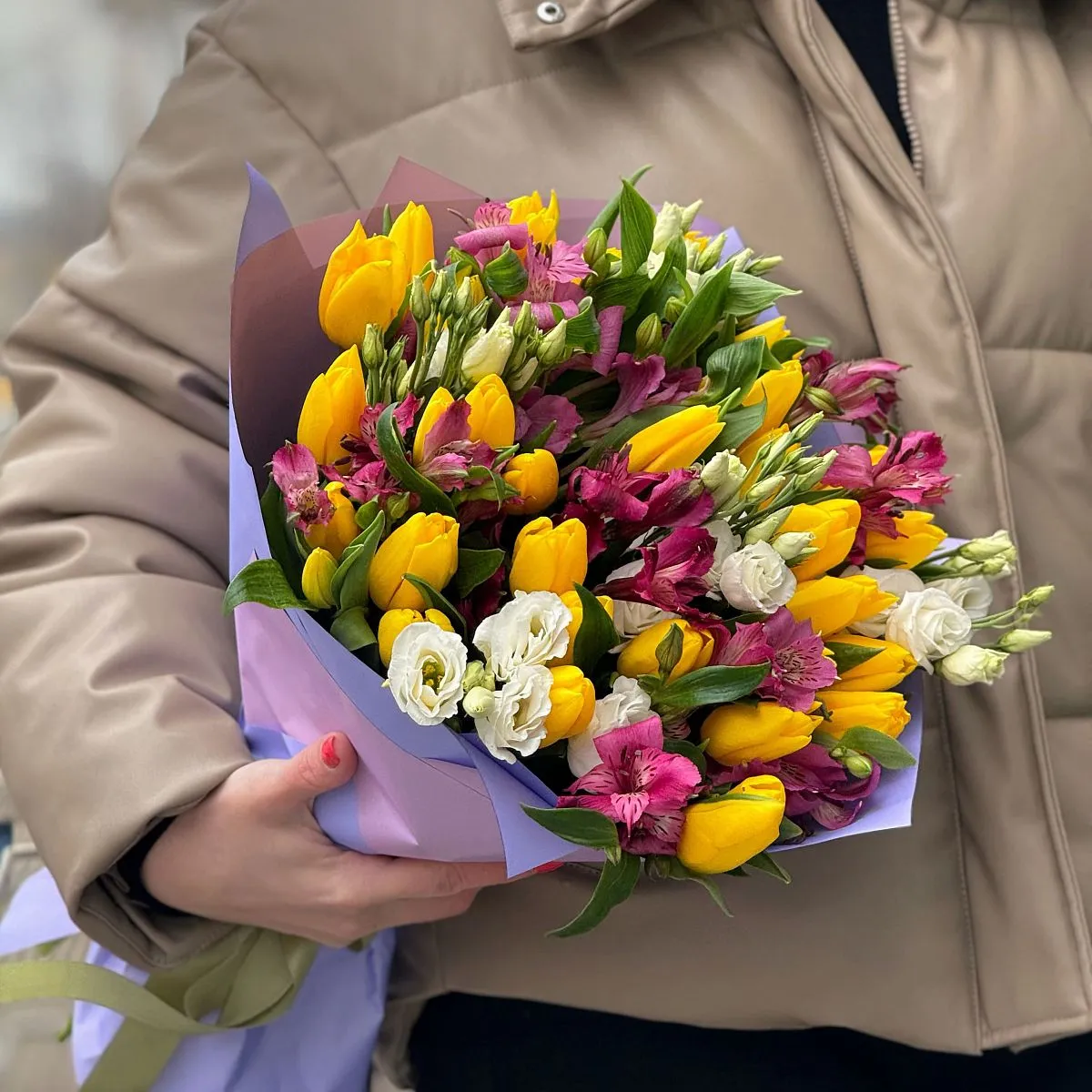 Огромный букет из 51 тюльпана и ириса