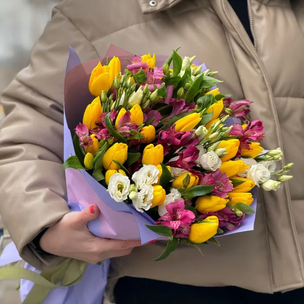 Огромный букет из 51 тюльпана и ириса